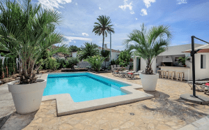 zwembad en buitenkeuken